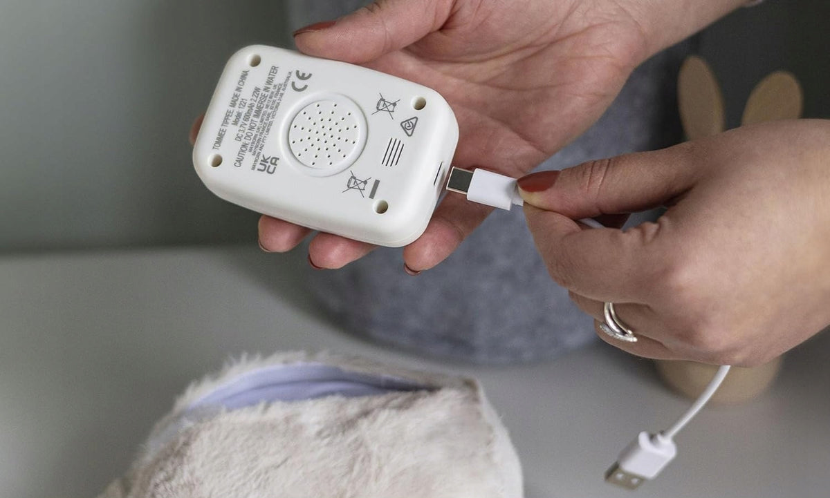 TOMMEE TIPPEE Sowa Ollie ZAWIESZKA z pozytywką i czujnikiem płaczu 15 cm ładowana USB, tył urządzenia