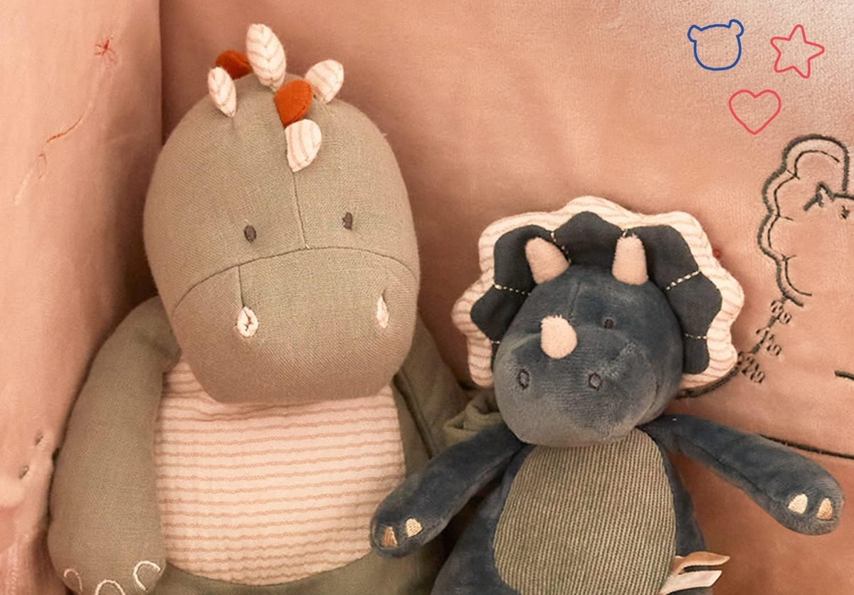 NOUKIE'S mjukisdjur med speldosa "Brahms vaggvisa" TRICERATOPS 20 cm