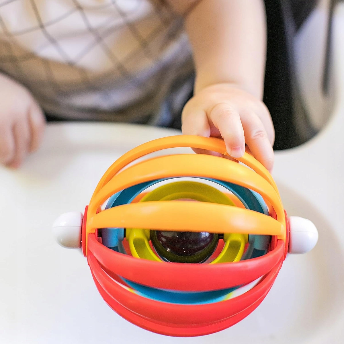 BABY EINSTEIN Sticky Spinner zabawka z grzechotką i przyssawką 3 m+, sensoryczna kolorowa zabawka dla niemowląt