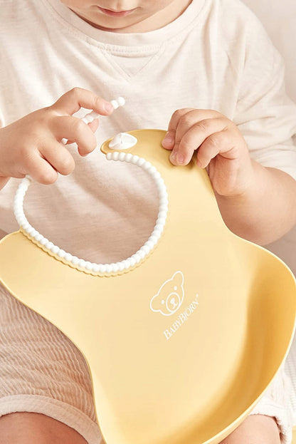 BABYBJORN σαλιάρα σιλικόνης με τσεπάκι x2