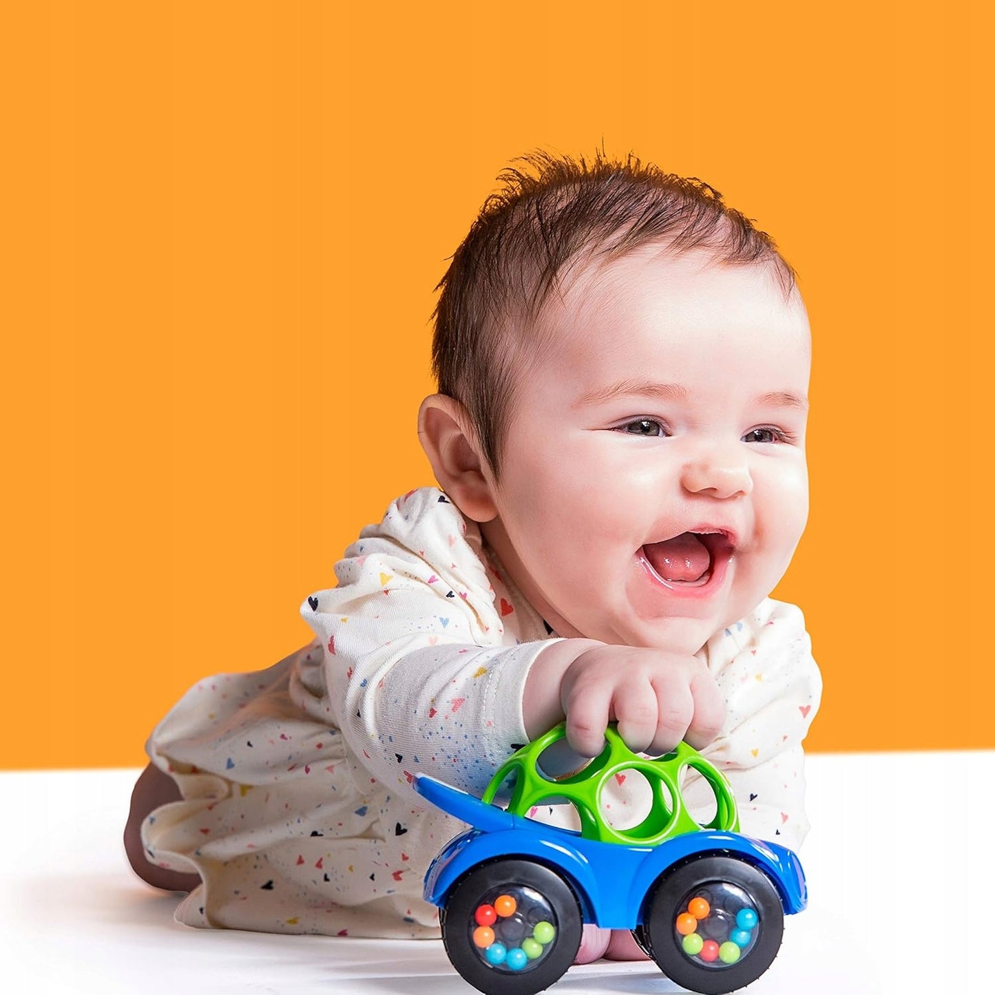 BRIGHT STARTS Oball Rattle & Roll jeżdżący samochód z grzechotką