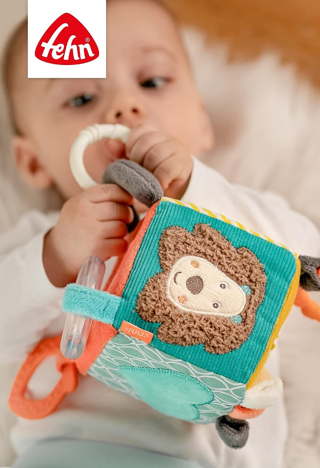FEHN Activity Cube pluszowa zawieszka kostka z grzechotką 10 x 10 cm, kolorowa zabawka sensoryczna dla niemowląt