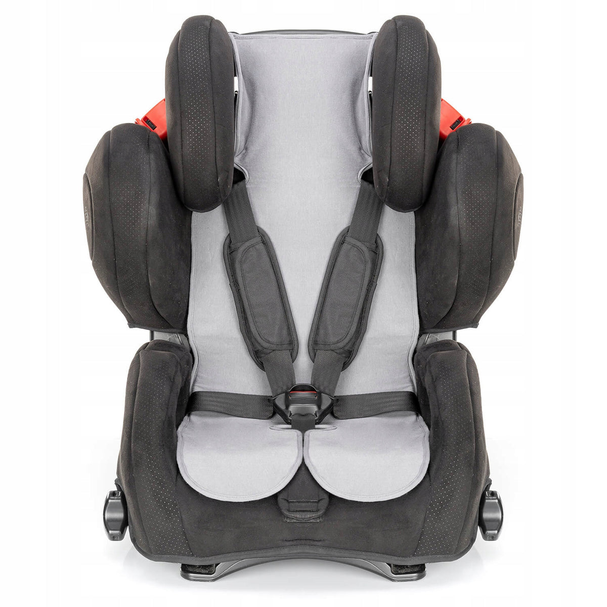 Szara wk�adka Reer TravelKid Breeze zamontowana w czarno-czerwonym foteliku.