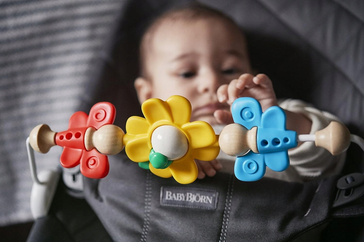 BABYBJORN Flying Friends ξύλινη και πλαστική μπάρα παιχνιδιών για ρηλάξ 31 εκ.