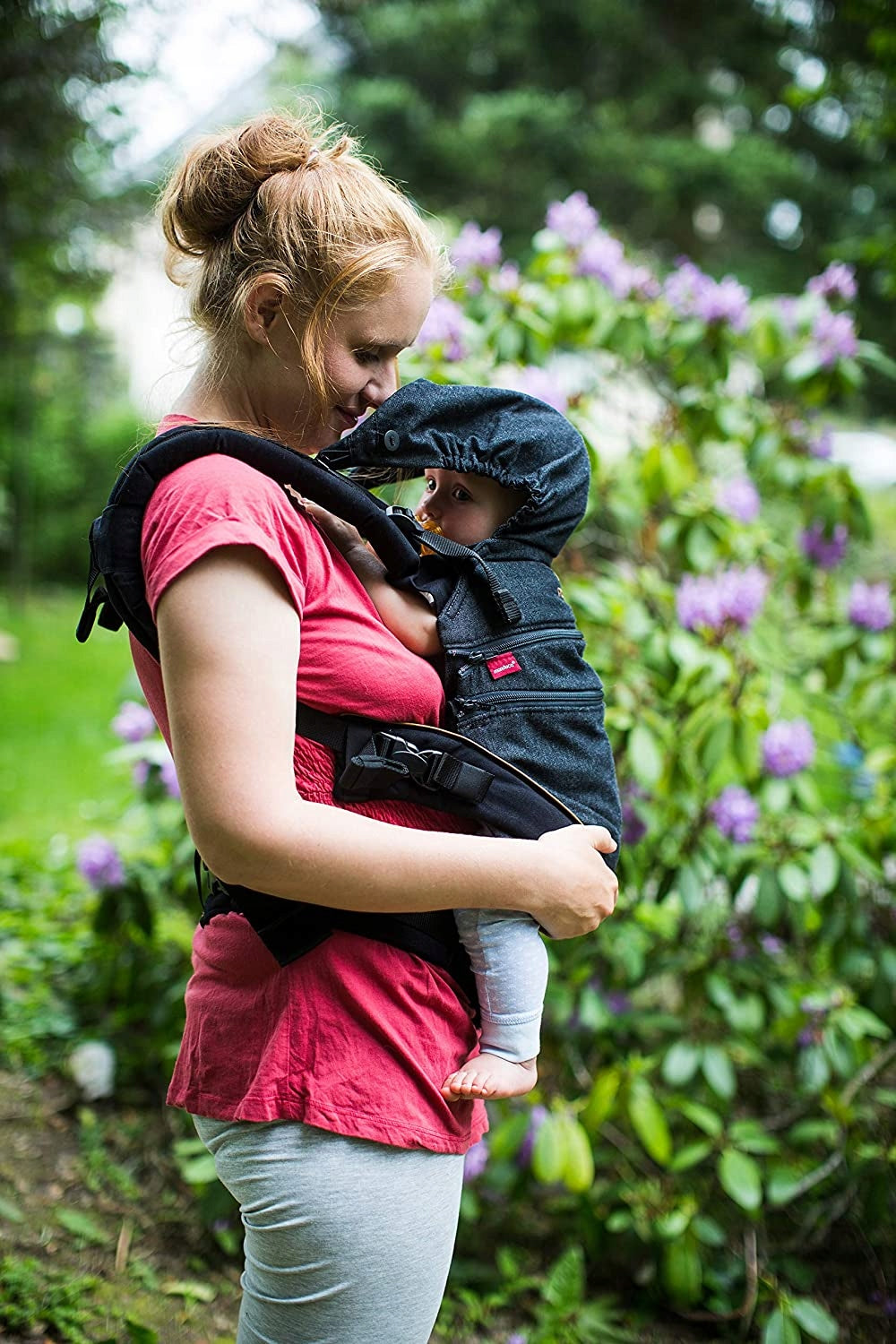 MANDUCA XT nosidełko klamrowe bawełna organiczna, mama nosi dziecko w ergonomicznym nosidle