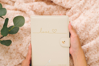 TWIVEE Love Θήκη για κάρτα εγκυμοσύνης από συνθετικό δέρμα 15,5 x 21 εκ.