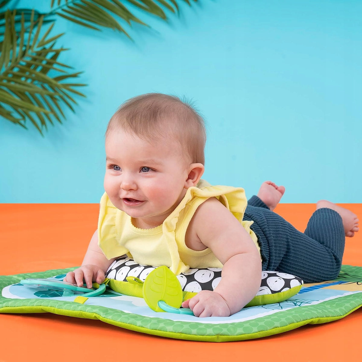 BRIGHT STARTS Easy Breezy εκπαιδευτικό χαλάκι + μαξιλάρι και 2 παιχνίδια 54 x 67 εκ.