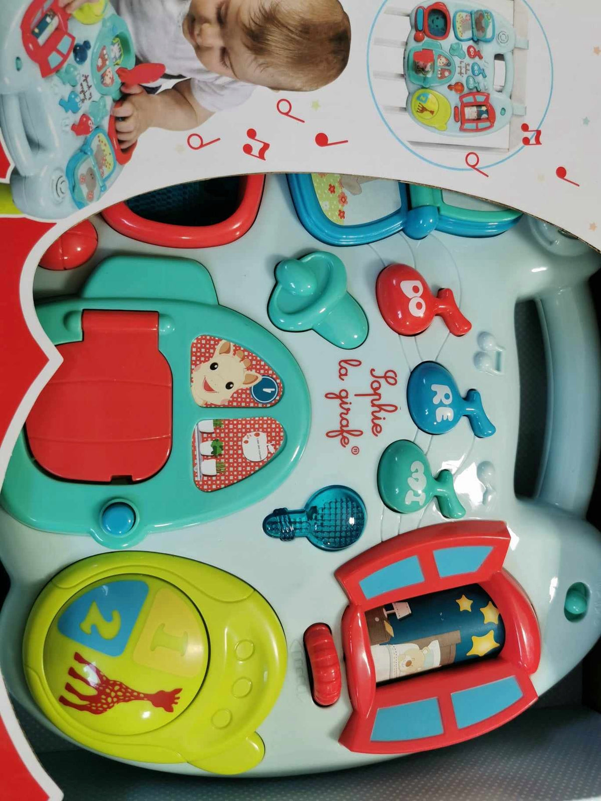 ŻYRAFA SOPHIE stolik do aktywności 10m+ edukacyjny 2w1, kolorowy panel sensoryczny z dźwiękami i światłami