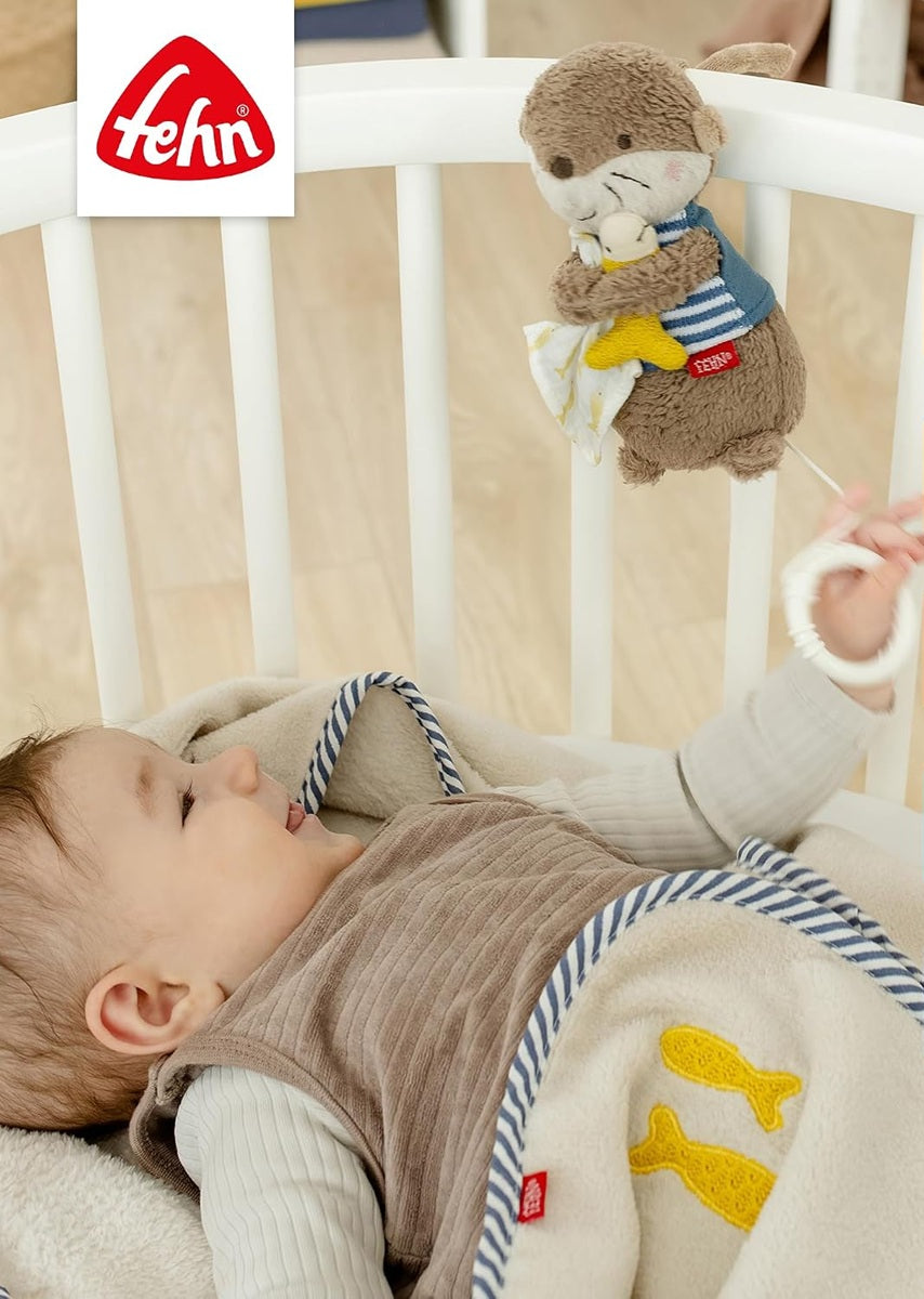 FEHN plyšová závesná hračka s hracou skrinkou VYDRA 17 cm Brahmsova uspávanka