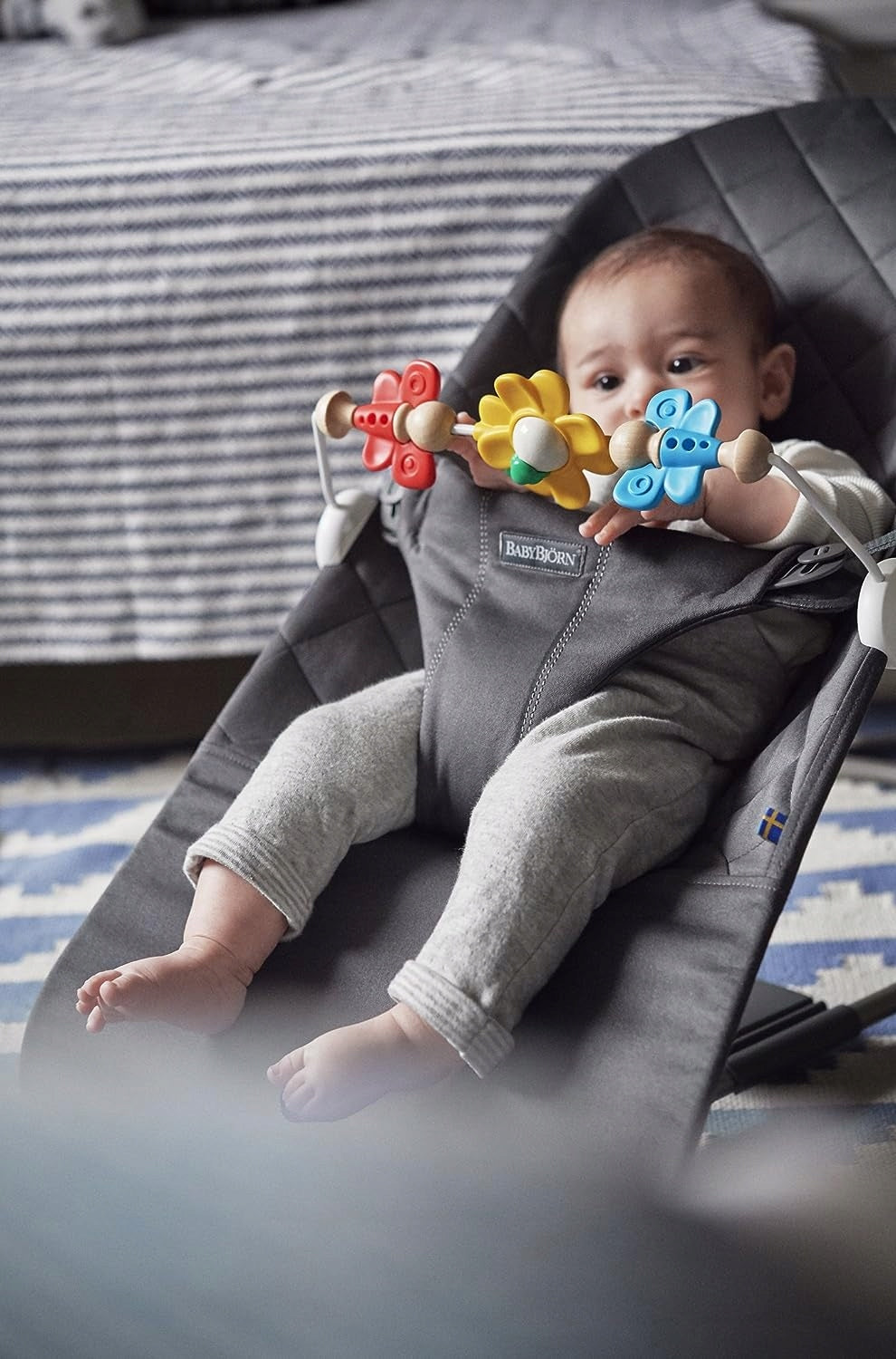 BABYBJORN Flying Friends ξύλινη και πλαστική μπάρα παιχνιδιών για ρηλάξ 31 εκ.
