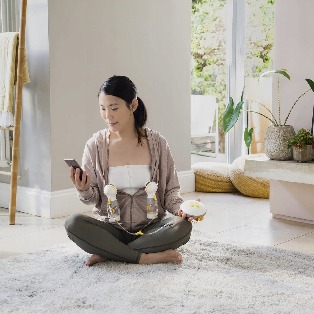 MEDELA gorset do laktatora EASY EXPRESSION M, wygodne odciąganie pokarmu podczas innych czynności