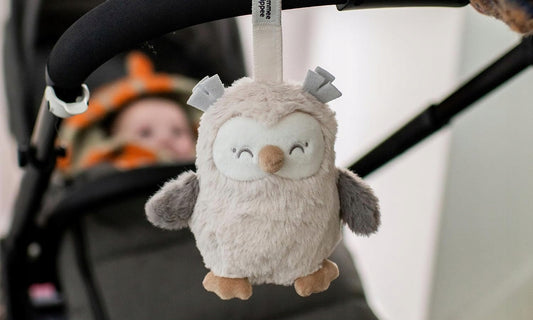 TOMMEE TIPPEE Κουκουβάγια Ollie ΚΡΕΜΑΣΤΟ παιχνίδι με μουσική και αισθητήρα κλάματος 15 εκ.