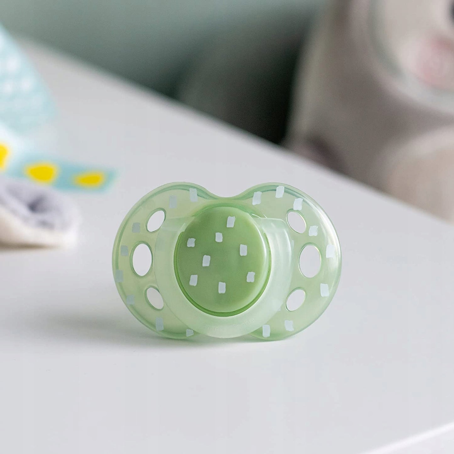 TOMMEE TIPPEE smoczki symetryczne x6 ŚWIECĄ 18-36