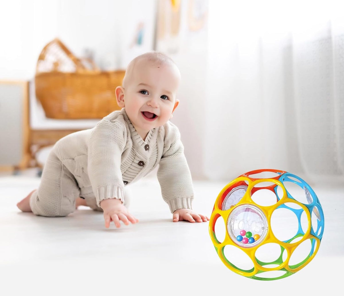 KIKUO Classic Ball μασητικό-λαβή σε σχήμα μπάλας με κουδουνίστρες 11,5 cm