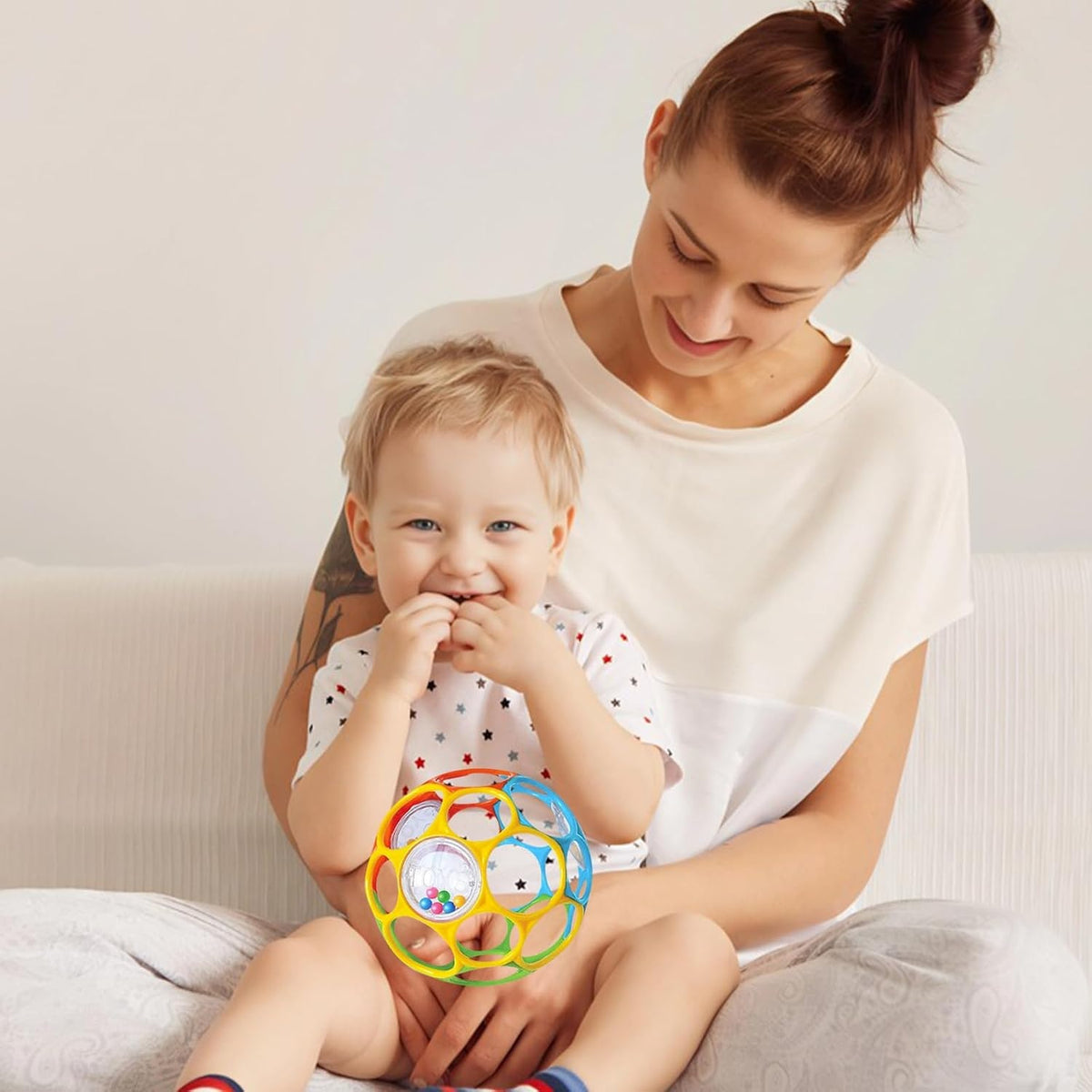 KIKUO Classic Ball μασητικό-λαβή σε σχήμα μπάλας με κουδουνίστρες 11,5 cm