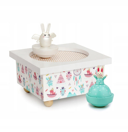 TROUSSELIER drewniana pozytywka magnetyczna KRÓLIK I ANIOŁ, biała, z drewnianym pudełkiem i figurkami