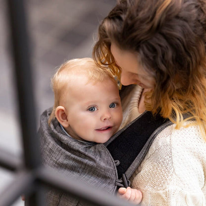 HOPPEDIZ Bondolino Plus nosidełko ergonomiczne w szarym melanżu, dziecko blisko rodzica