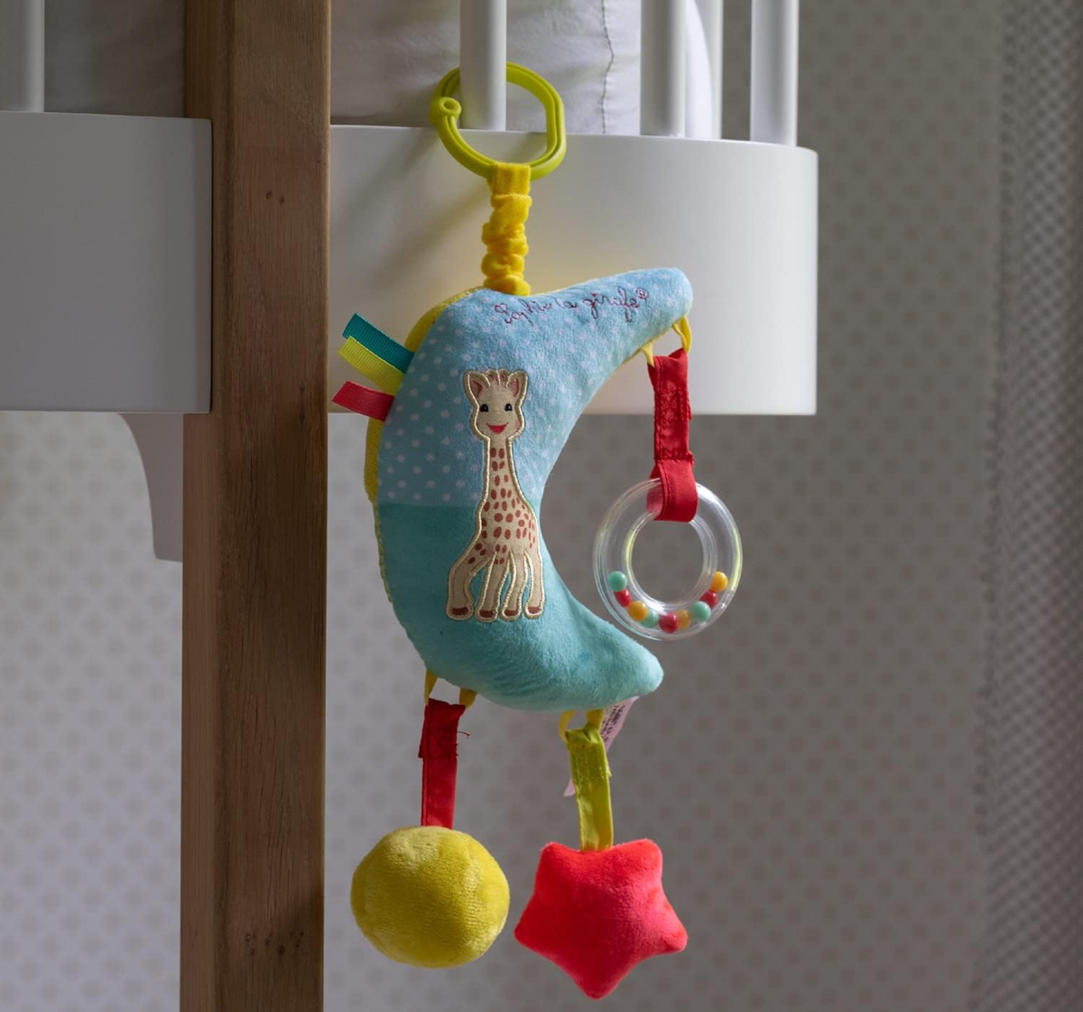 SOPHIE LA GIRAFE κρεμαστό μουσικό παιχνίδι καροτσιού και κούνιας 28 εκ. ΦΕΓΓΑΡΙ