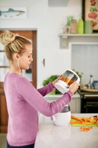 PHILIPS AVENT SCF883/01 4w1 parowar mikser 1000ml1, kobieta przygotowuje jedzenie w białym urządzeniu Philips Avent