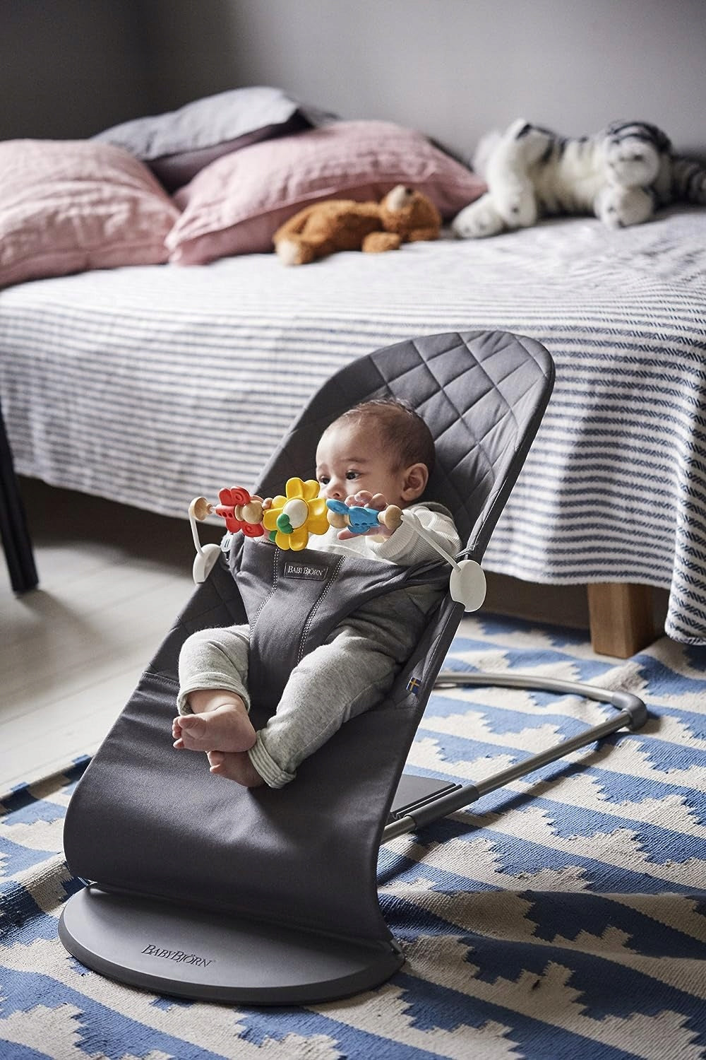 BABYBJORN Flying Friends ξύλινη και πλαστική μπάρα παιχνιδιών για ρηλάξ 31 εκ.